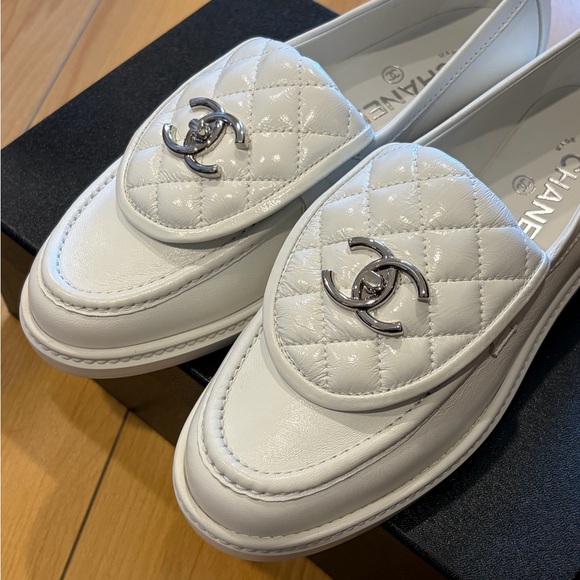CHANEL NIB White CC Turnlock Loafers Quilted Shiny Lambskin 38.5 8.5 Blanc - Picture 9 of 12